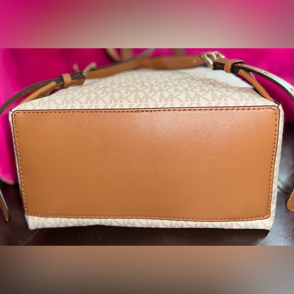 **SOLD**NWOT Michael Kors Signature Valerie Medium Backpack. - Picture 13 of 15